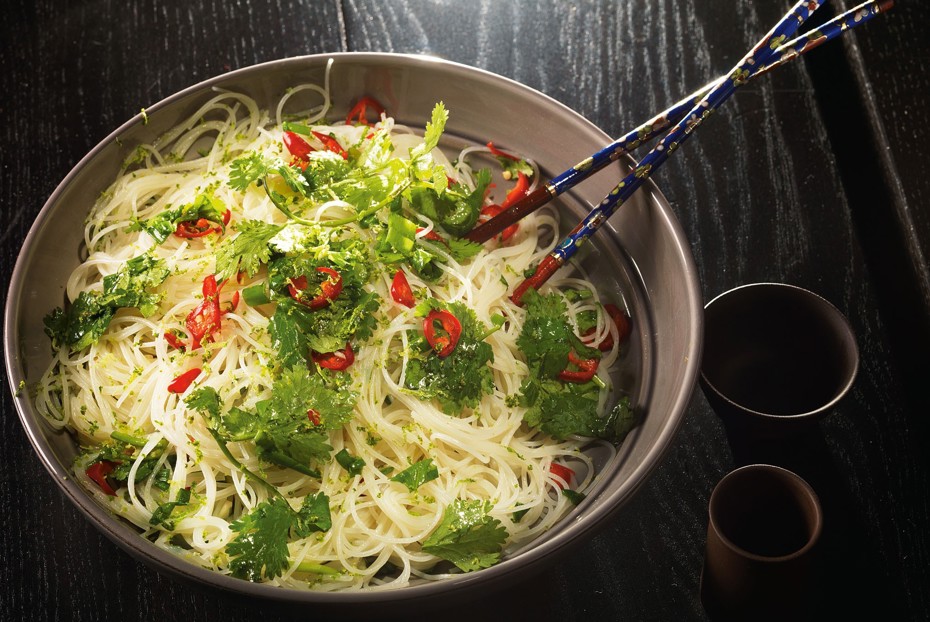 Фото рецепта Салат из тонкой рисовой лапши, острого перца и кинзы