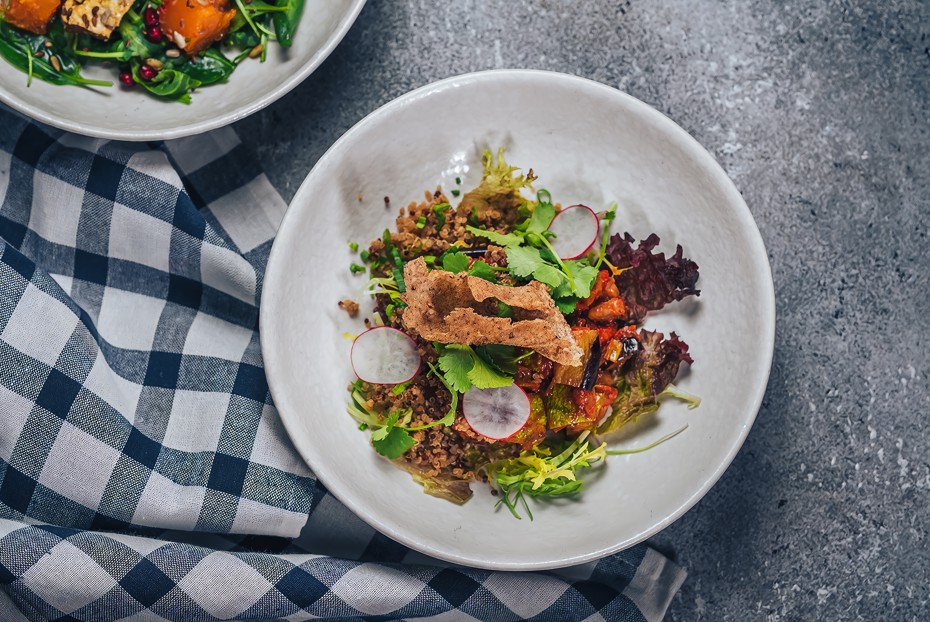 Фото рецепта Салат из запеченных овощей с киноа