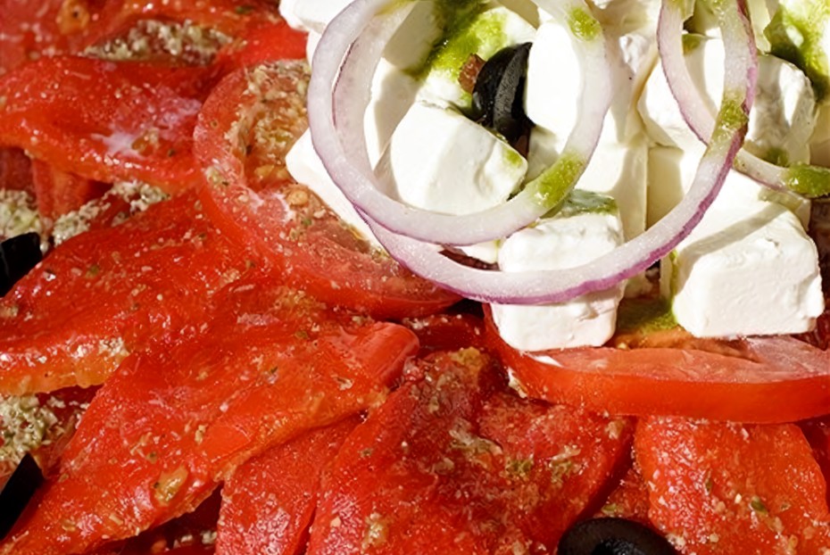 Фото рецепта Салат из жареных перцев, помидоров и феты