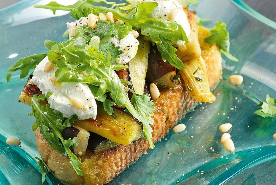 Фото рецепта Салат на деревенском хлебе с баклажанами и козьим сыром