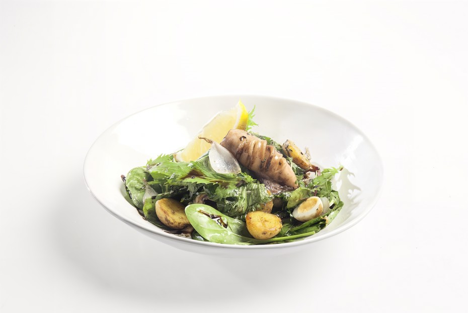 Фото рецепта Салат с кальмарами и перепелиными яйцами