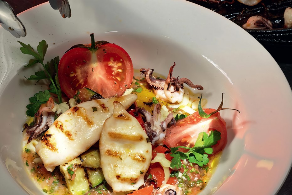 Фото рецепта Салат с кальмарами, овощами и копченым сыром