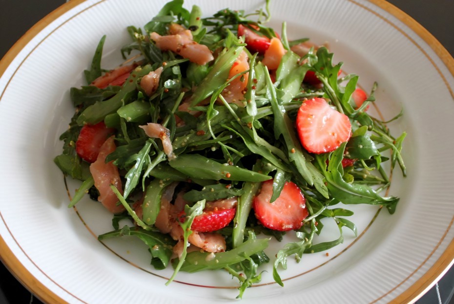 Фото рецепта Салат с копченым лососем и клубникой