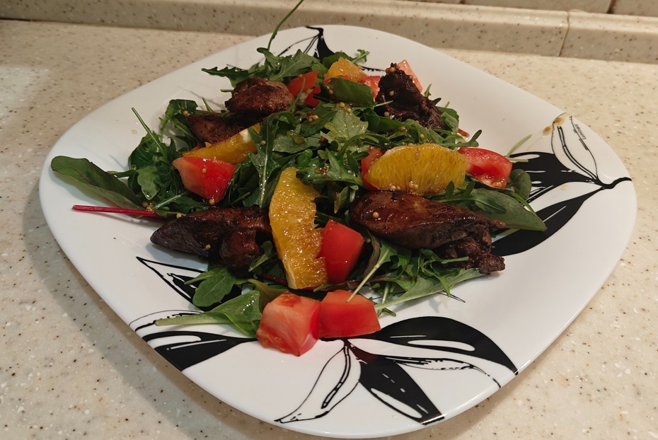 Фото рецепта Салат с куриной печенью и апельсином