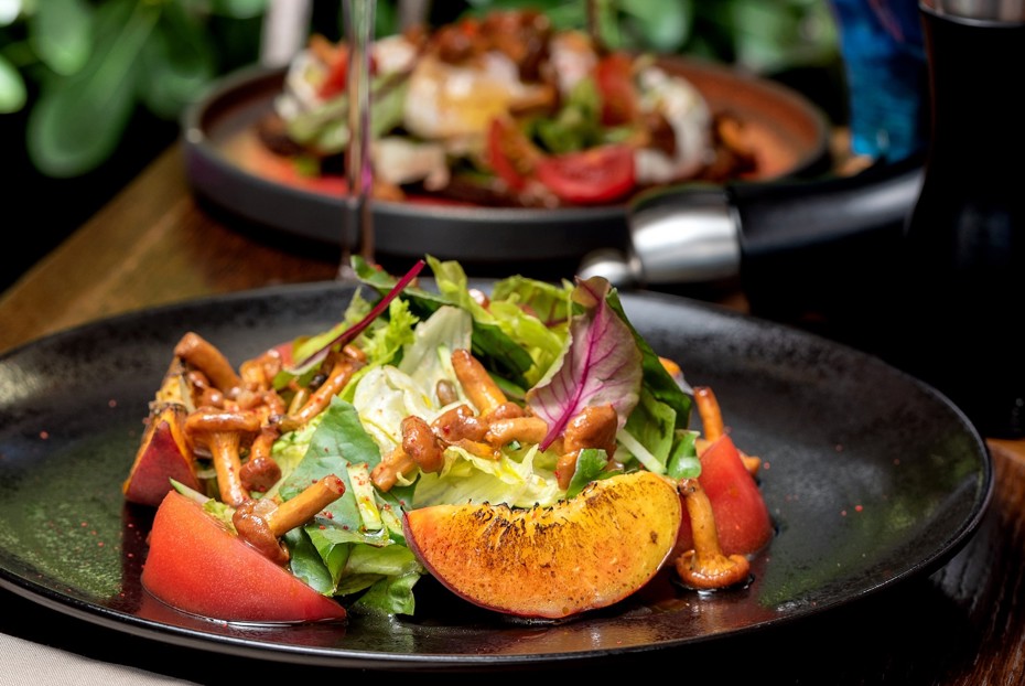 Фото рецепта Салат с лисичками и печёными персиками