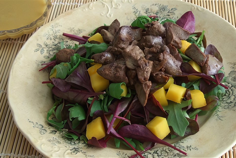 Фото рецепта Салат с манго и куриной печенью