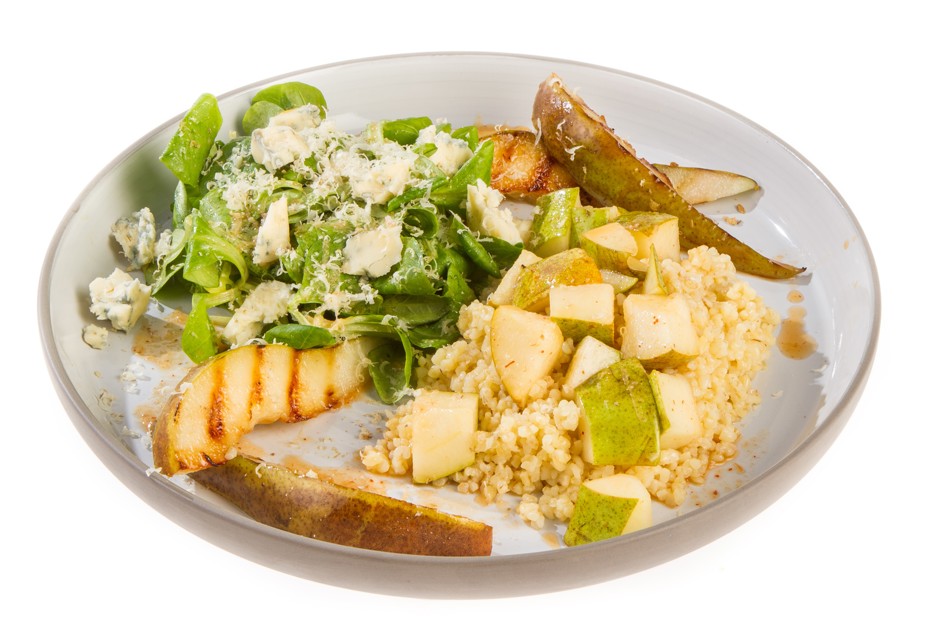 Фото рецепта Салат с печеной грушей, корном и булгуром