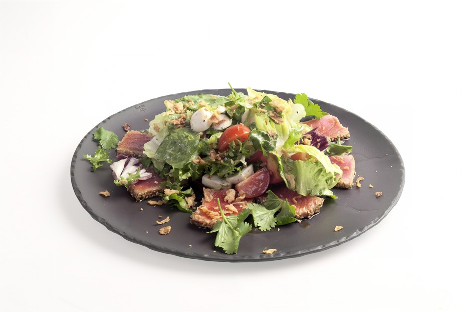 Фото рецепта Салат с тунцом и молодым сыром