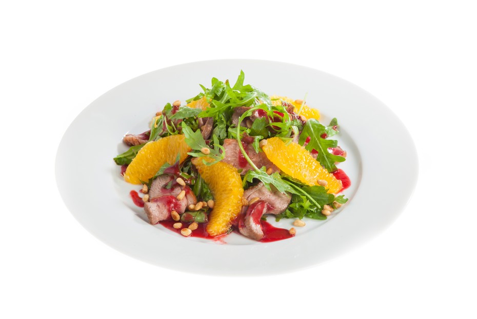 Фото рецепта Салат с утиной грудкой, рукколой и клюквенным соусом