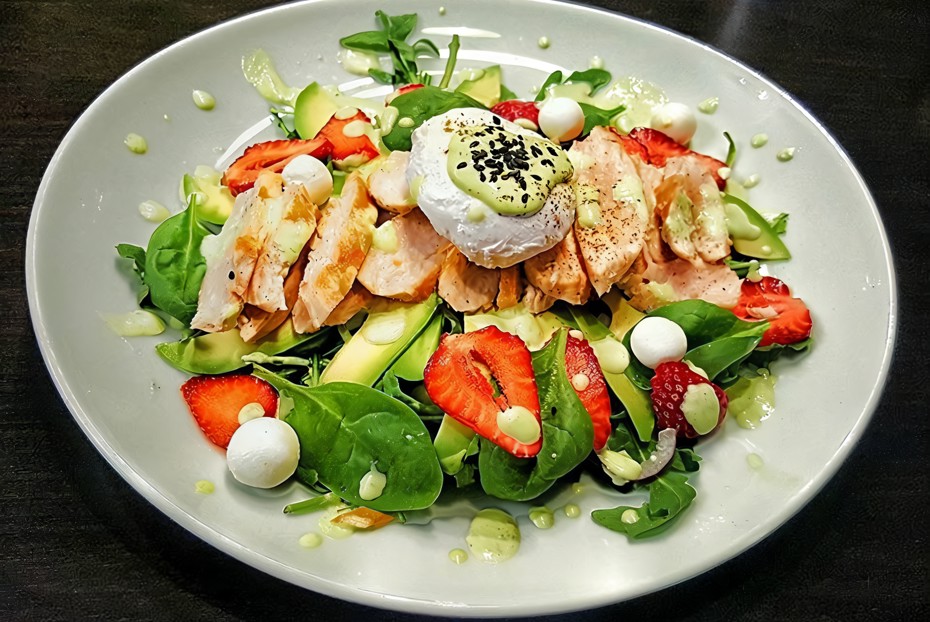 Фото рецепта Салат с яйцом пашот, клубникой, авокадо и молодым шпинатом