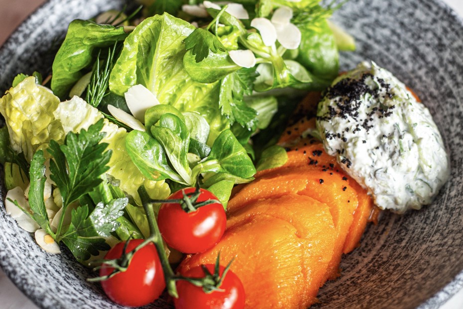 Фото рецепта Салат с запеченным бататом и дзадзыки