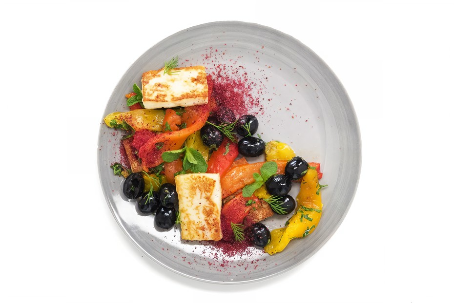 Фото рецепта Салат с жареным халуми, сладким перцем и маслинами