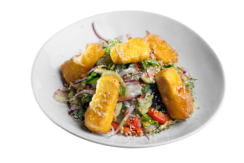 Фото рецепта Салат с жареным тофу и кунжутом