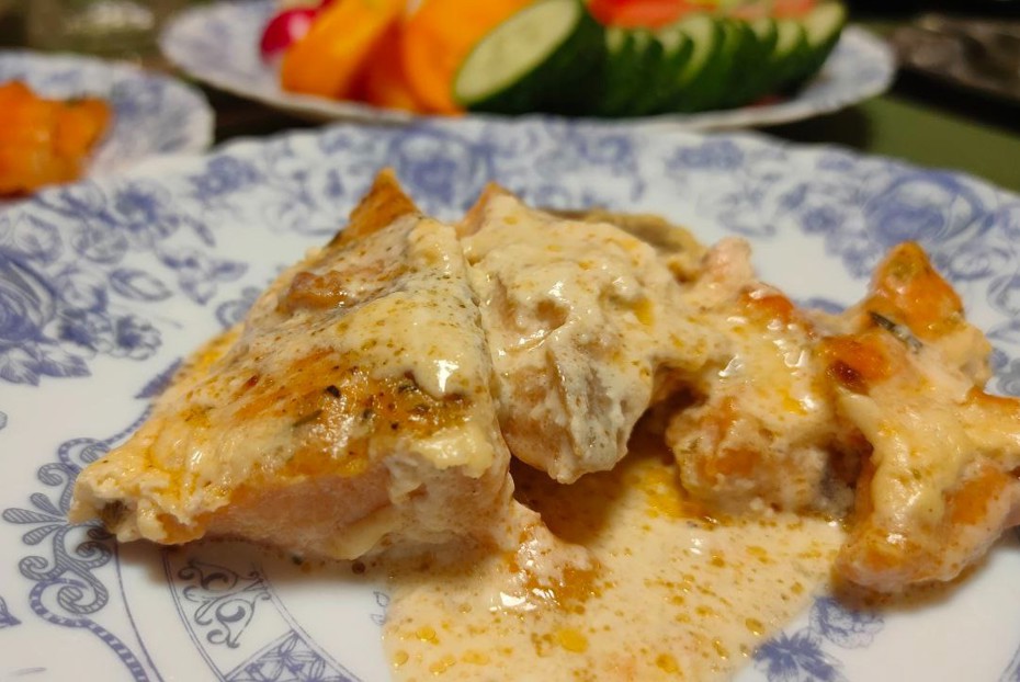 Фото рецепта Семга тушенная в сливочно-чесночном соусе