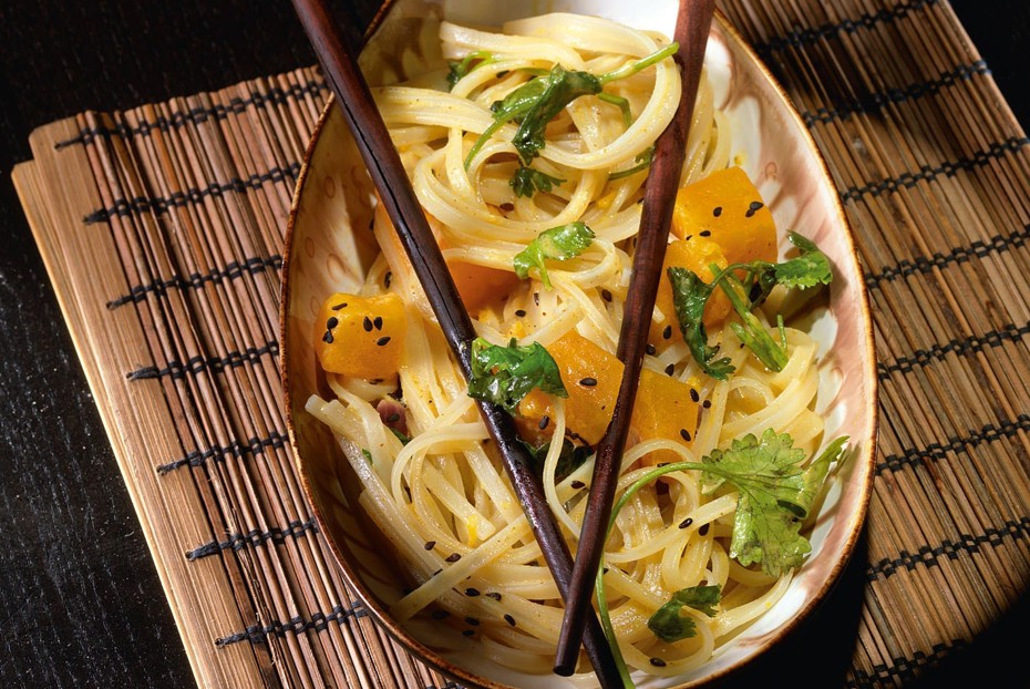 Фото рецепта Широкая рисовая лапша с тыквенным карри