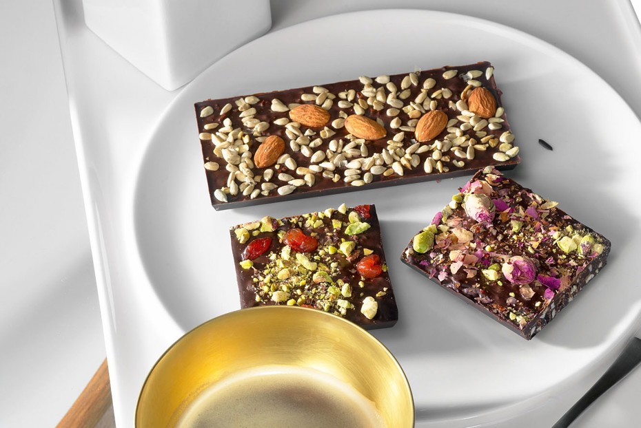 Фото рецепта Шоколадные плитки с кешью, барбарисом и розовым перцем