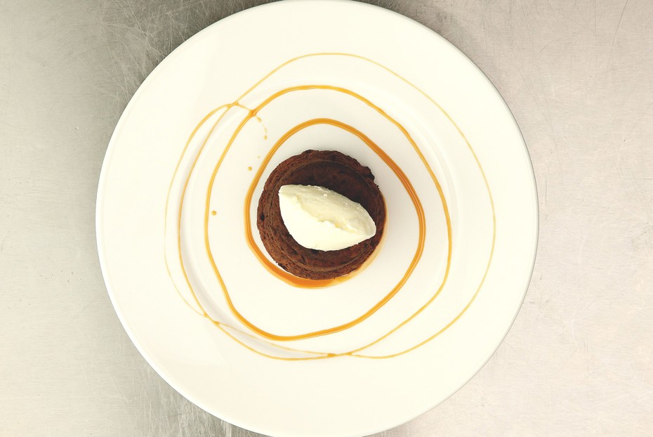 Фото рецепта Шоколадный фондан со сливочным мороженым