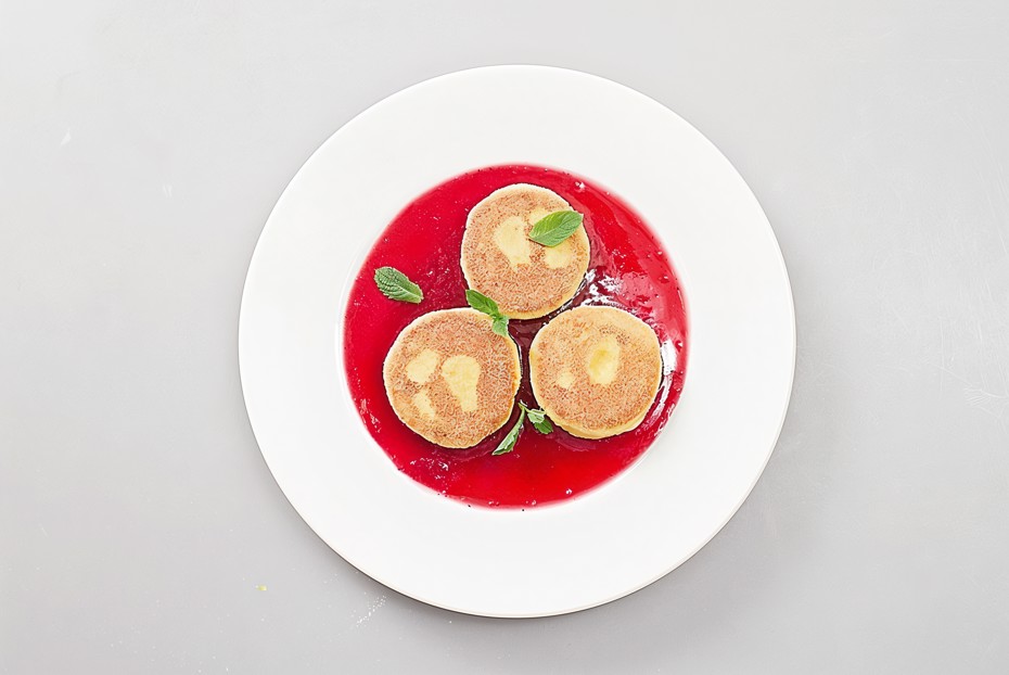 Фото рецепта Сырники с кукурузной мукой и вареньем