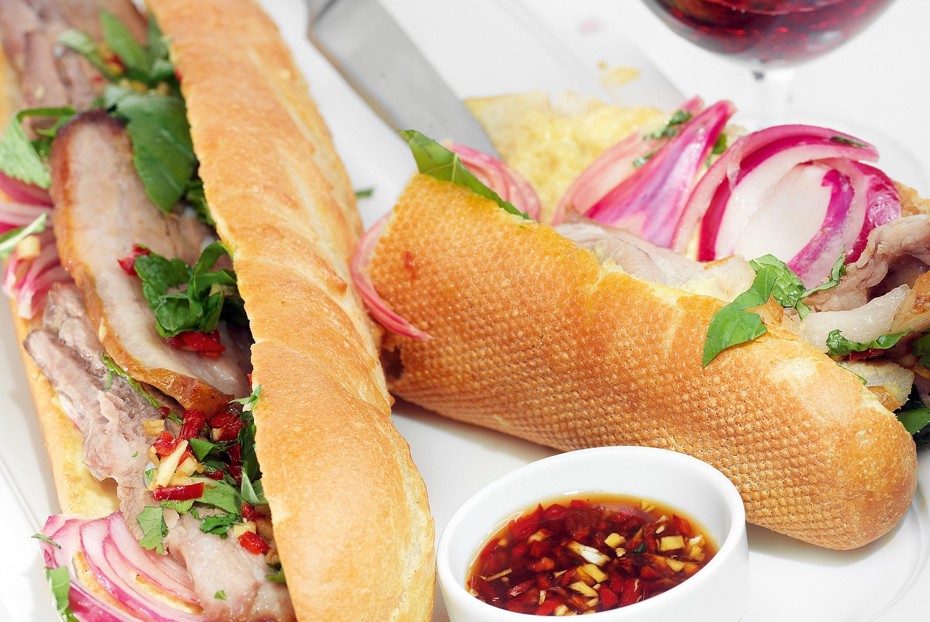 Фото рецепта Сэндвич на маленьком багете со свиной брюшиной и маринованным луком