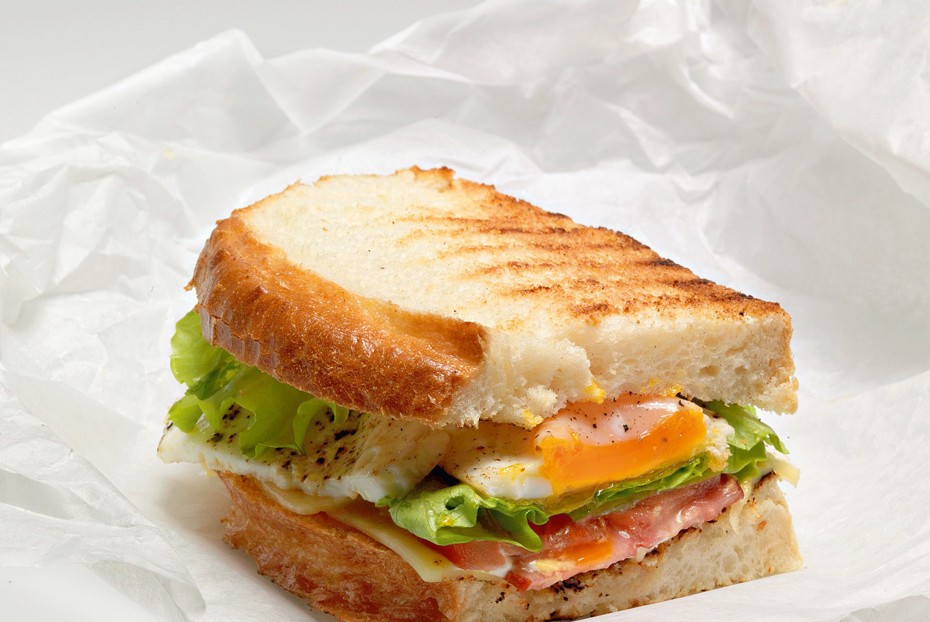 Фото рецепта Сэндвич с яичницей, беконом и сыром