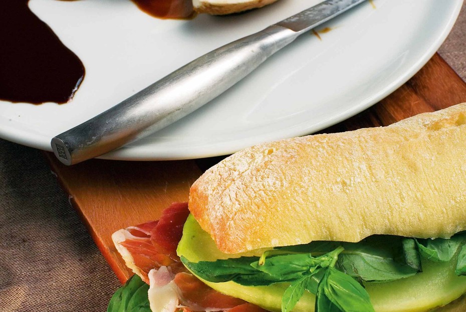 Фото рецепта Сэндвичи с пармской ветчиной, галльской дыней и зеленым базиликом