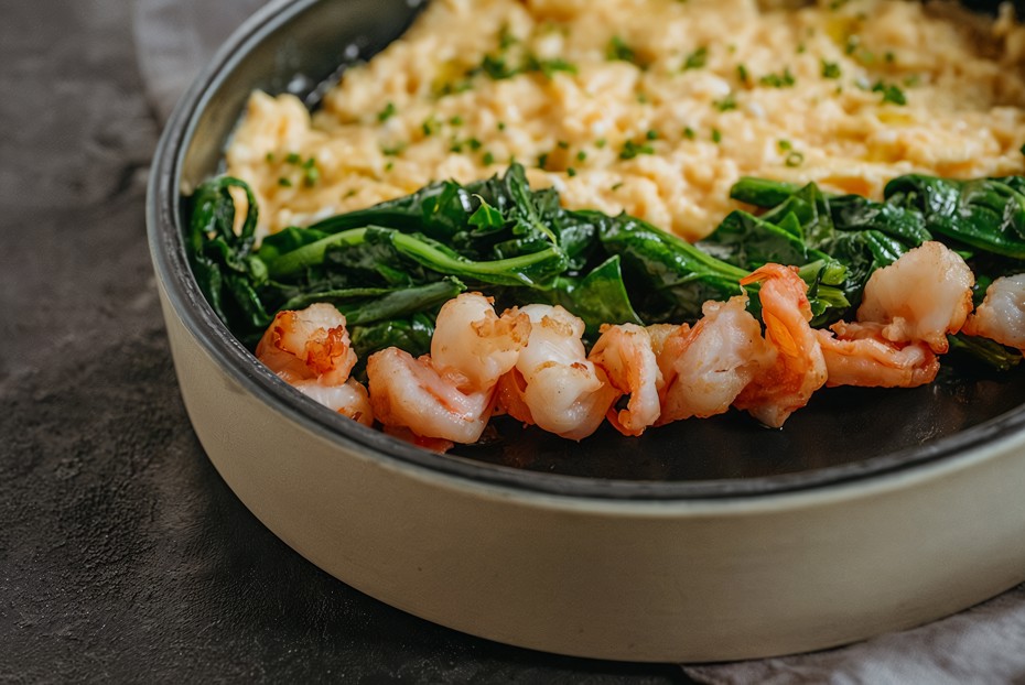 Фото рецепта Скрэмбл со шпинатом и креветками