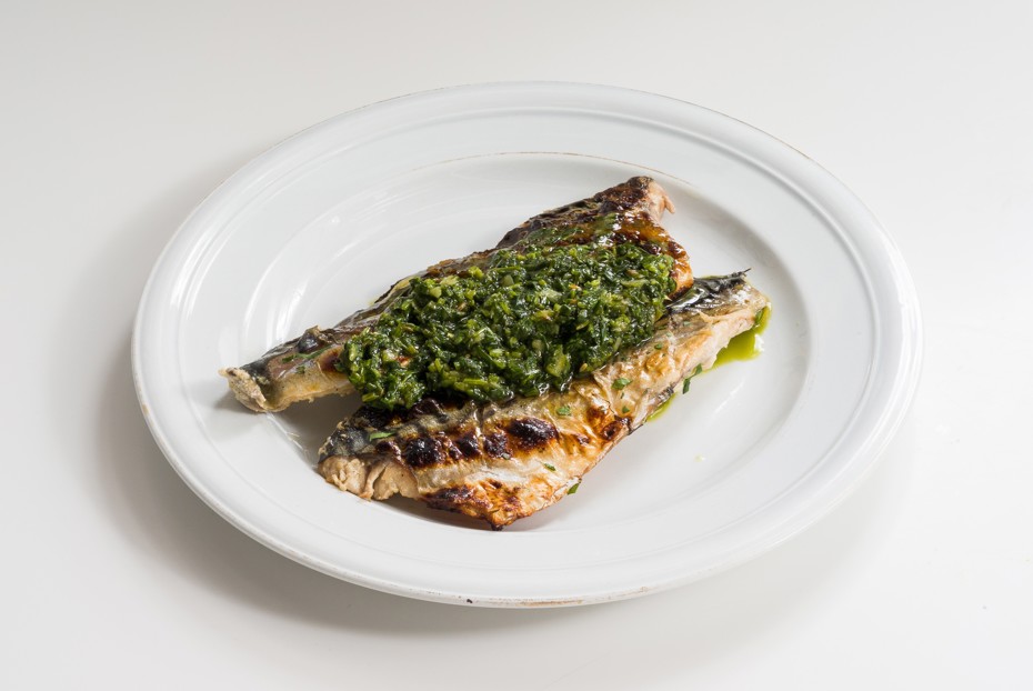 Фото рецепта Скумбрия на мангале с зеленым соусом