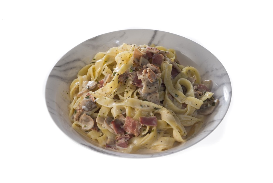 Фото рецепта Сливочная паста с беконом и грибами