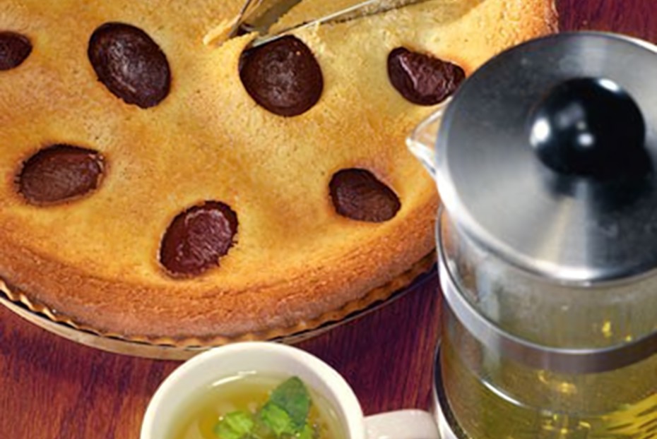 Фото рецепта Сливовый пирог с фисташками