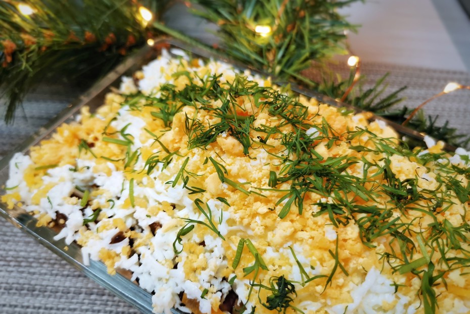 Фото рецепта Слоеный салат с курицей и шампиньонами