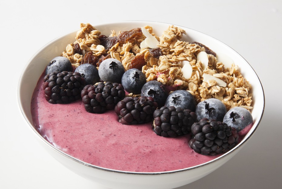 Фото рецепта Смузи-боул из банана и ягод