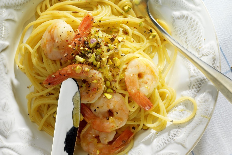 Фото рецепта Спагетти с креветками и фисташками