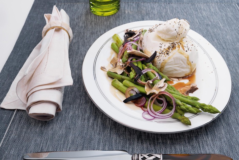 Фото рецепта Спаржа с бурратой и соусом из хересного уксуса и меда