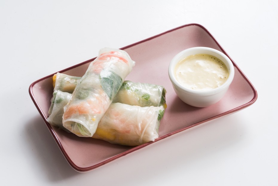 Фото рецепта Спринг-роллы с креветками, персиками и листьями настурции