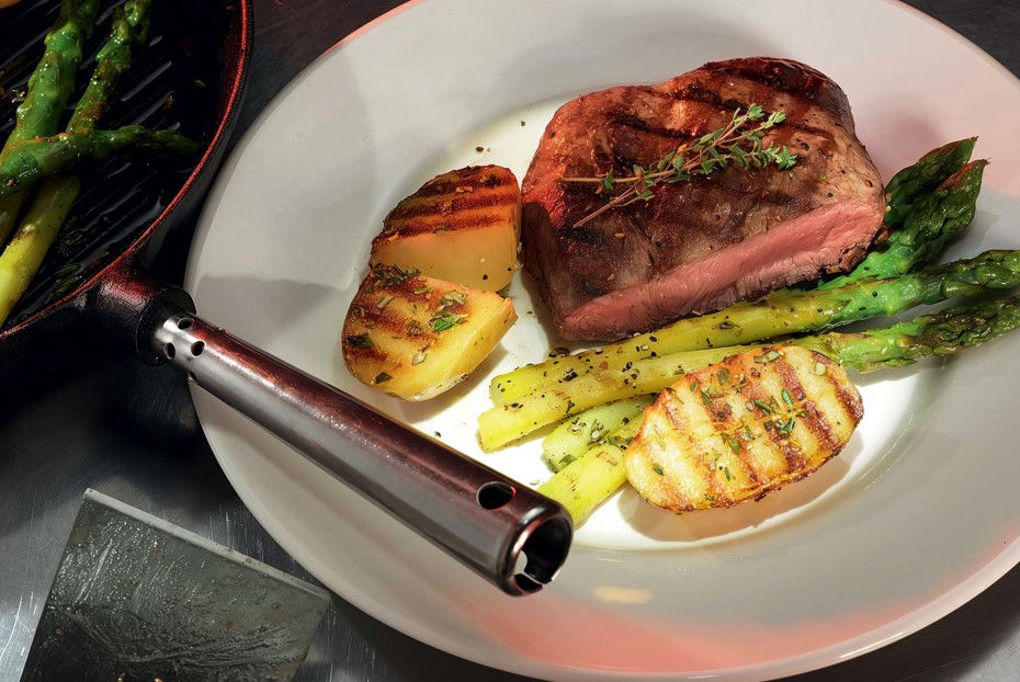 Фото рецепта Стейки с картофелем и спаржей на гриле