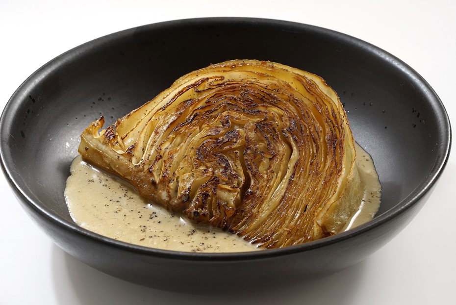 Фото рецепта Стейки из капусты с перечно-сливочным соусом