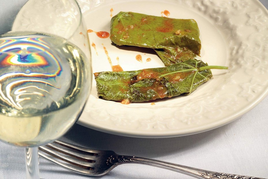 Фото рецепта Сулугуни в виноградных листьях