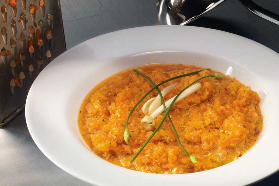 Фото рецепта Суп из моркови, брокколи и имбиря, с бобовыми проростками и зеленым луком