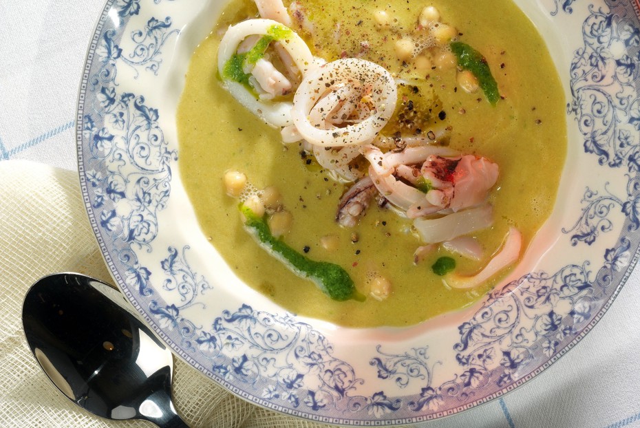 Фото рецепта Суп из нута с кальмарами