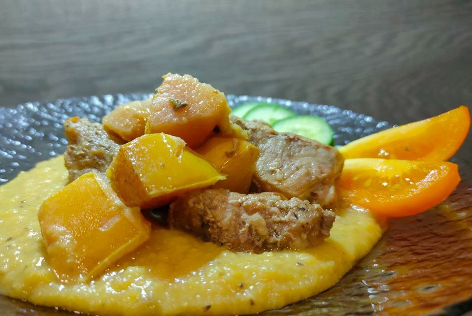 Фото рецепта Свинина тушеная с айвой