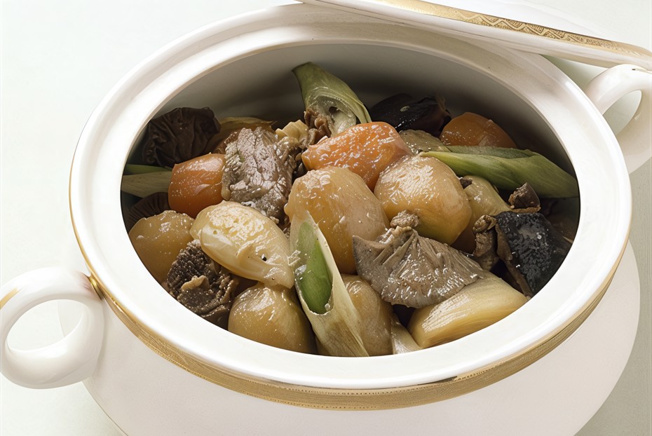 Фото рецепта Свинина в горшочке с картофелем