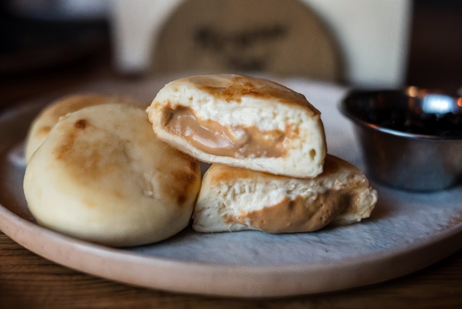 Фото рецепта Сырники с топленым творогом и вареной сгущенкой