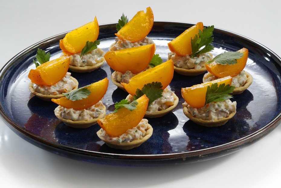 Фото рецепта Тарталетки с хурмой и копченой курицей