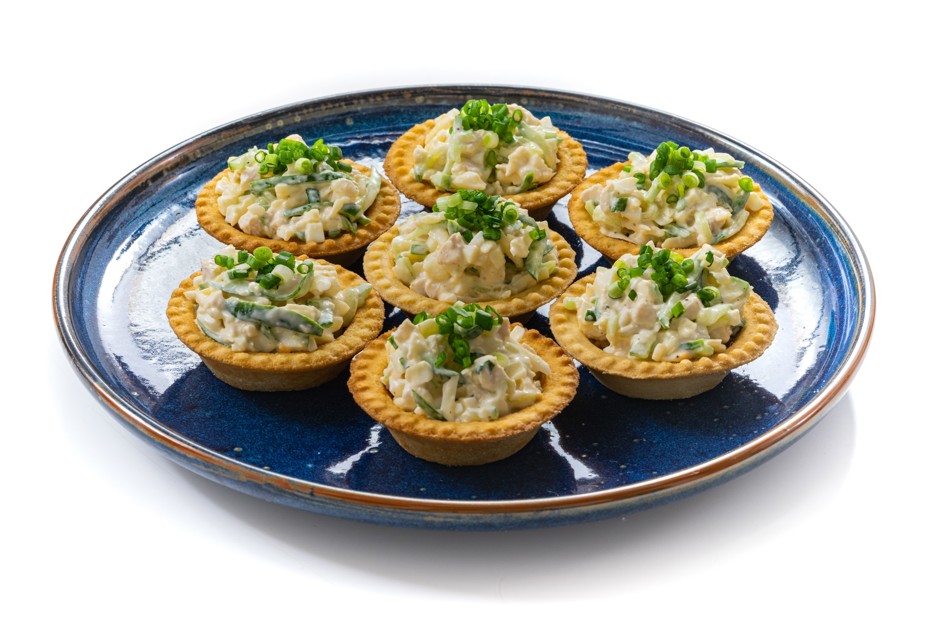 Фото рецепта Тарталетки с курицей и свежим огурцом