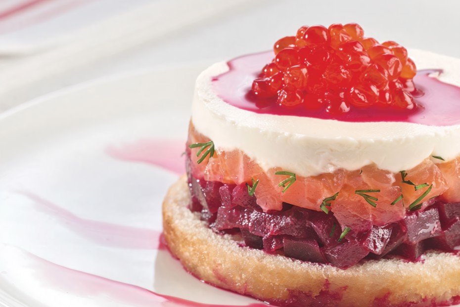 Фото рецепта Тартар из свеклы и форели с красной икрой