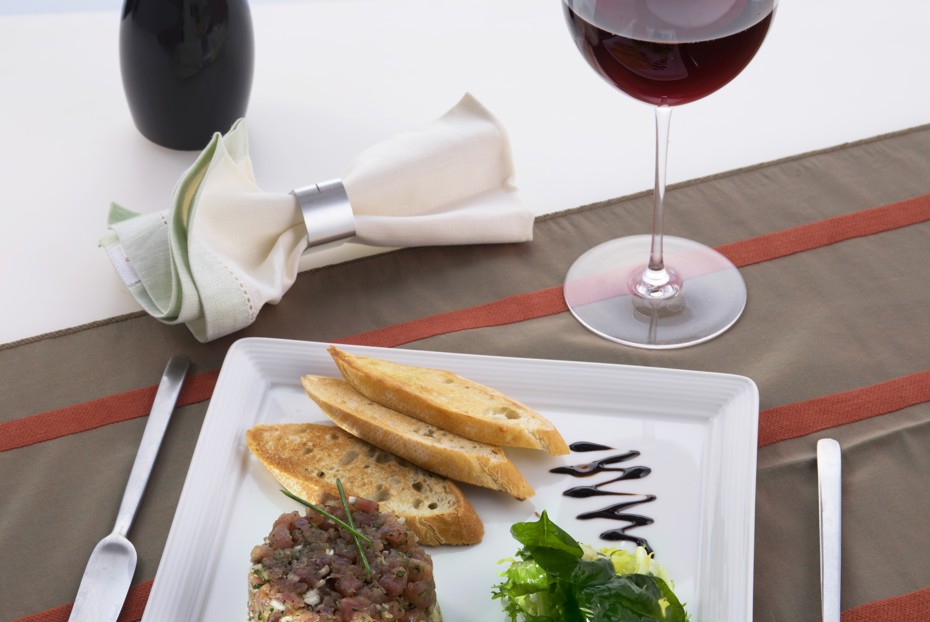 Фото рецепта Тартар из тунца с авокадо и помидорами черри