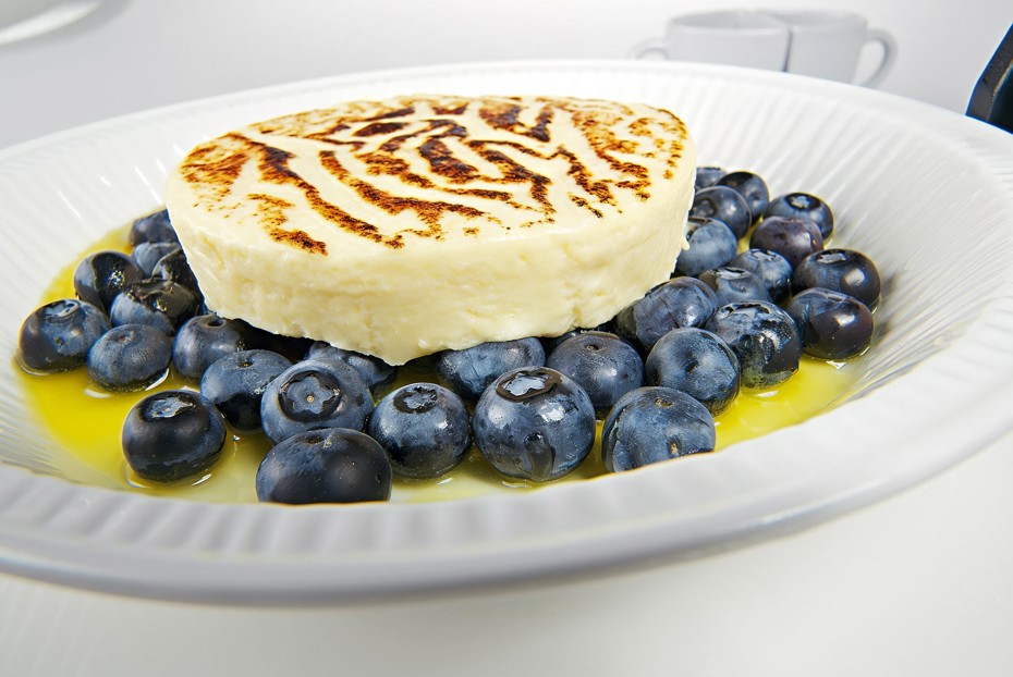 Фото рецепта Теплый гратен с голубикой и апельсиновым соусом