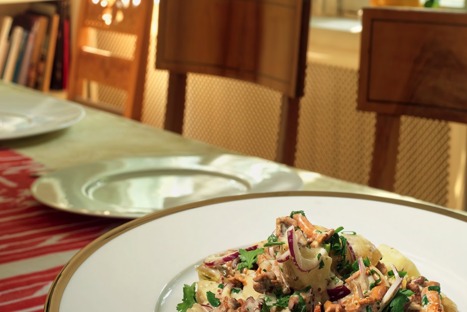 Фото рецепта Теплый салат с грибами и сметанным соусом