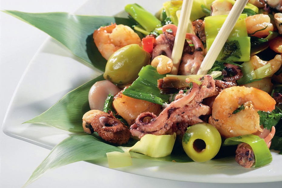 Фото рецепта Теплый салат с пореем и морепродуктами