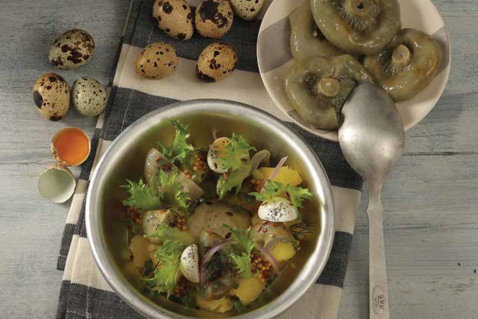 Фото рецепта Теплый салат с луковым картофелем  и белыми груздями